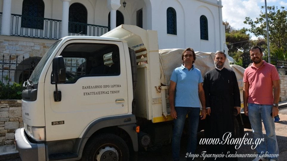 Μάτι: Σε κλίμα συγκίνησης παραδόθηκαν στους πυρόπληκτους είδη βοήθειας από 12 νησιά – Εικόνες